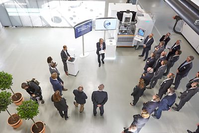 Andreas Rauch, Head of Digital Business, talking to visitors about smart manufacturing methods and Additive Manufacturing on the tour in Biel/Bienne