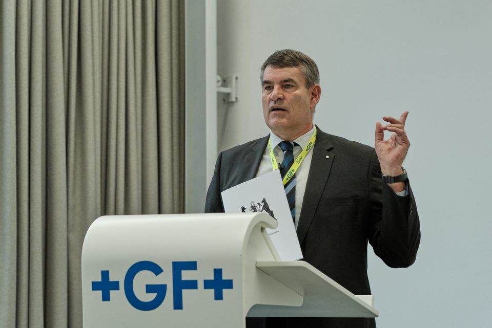 Christian Amsler, Member of the cantonal Government Council, presenting at a podium