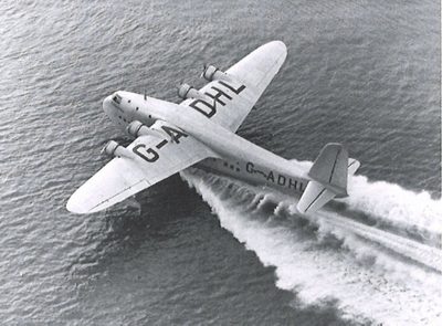 Ein Flugboot hebt ab.