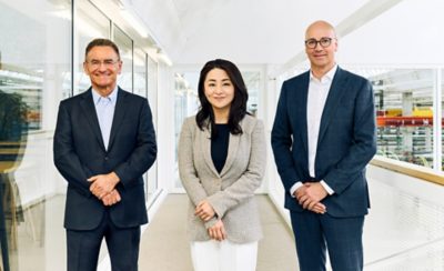 Yves Serra (left), Chairman of the Board of Directors, and CEO Andreas Müller (right) are welcoming Ayano Senaha as a new Member of the Board of Directors.