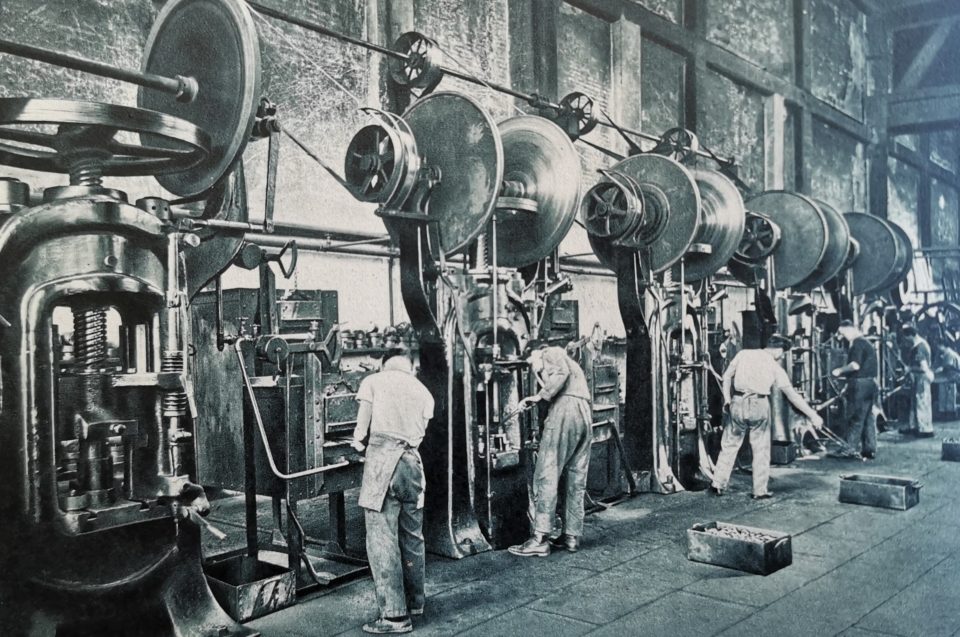 Arbeiter bei der Verarbeitung von Metallprodukten in den FIAT-Giessereien.