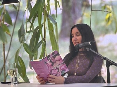 Die Autorin Mirna Funk liest einen Auszug aus ihrem Roman.