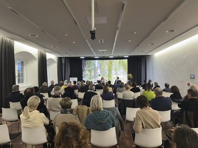Eine grosse Zuhörerschaft versammelte sich zur Lesung im Auditorium des Klosterguts Paradies.