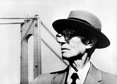 Othmar Ammann steht vor der Verrazzano-Narrows Bridge 1978 (Bild: Keystone).