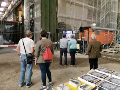 Archivaufnahmen eines grossen Stahlgusses ziehen die Zuschauer an