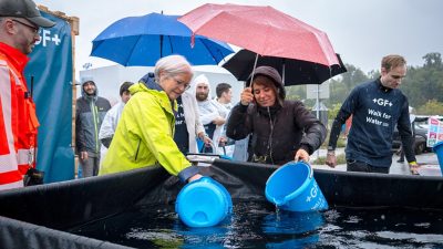 GF employees at the main site in Schaffhausen (Switzerland) fill up their buckets to get ready for the GF Walk for Water