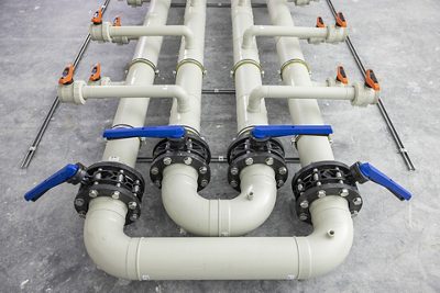 In the technical cooling distribution system, engineered polymer piping solutions combined with high performance pre-fabrication ensure dimensional accuracy, repeatable quality, and efficient installation across large-scale deployments. Source: GF