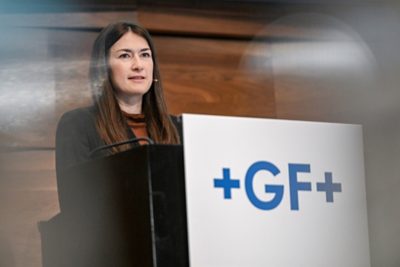 Nadine Gruber, Leiterin Investor Relations, spricht an der Analysten- und Medienkonferenz von GF am Mittwoch, 26. Februar 2025 im Metropol in Zürich.