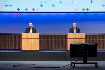 CEO Andreas Mueller und CFO Mads Joergensen, von links, sprechen an der Bilanzmedienkonferenz der Georg Fischer AG am Mittwoch, 3. Maerz 2021, in Zuerich. (KEYSTONE/Alexandra Wey)

