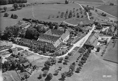 Das Klostergut Paradies im Jahr 1949 vor der Restaurierung der Gebäude und der Pflanzung des Arboretums.