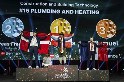 EuroSkills 2025 in Herning, Denmark: After five days of competitions, where 597 young talents from 32 European countries proved their excellence across 38 skills, the winners in the Plumbing and Heating category were awarded: Johannes Gstrein from Austria won the gold medal, followed by Andreas Fredberg Pedersen from Denmark, and Bronze for Samuel Sommer from France. Source: AndersWiuff-WorldSkillsEurope