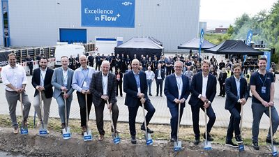 The ceremonial groundbreaking was performed by (from left to right): Raik Grimm from Goldbeck, Alexander Decker from LIP Invest, Michael Ziegler, Deputy District Administrator of the Hassberge district, Ralf Kettner, Managing Director GF Building Flow Solutions Hassfurt, Günther Werner, Hassfurt’s First Mayor, Andreas Müller, Chief Executive Officer GF, Michael Rauterkus, President GF Building Flow Solutions, Thomas Fuhr, Chief Technology Officer GF Building Flow Solutions, Alexander Taft from bauwo, and Jean-Sebastian Weber, Senior Director Supply Chain GF Building Flow Solutions. Photo: Volker Martin