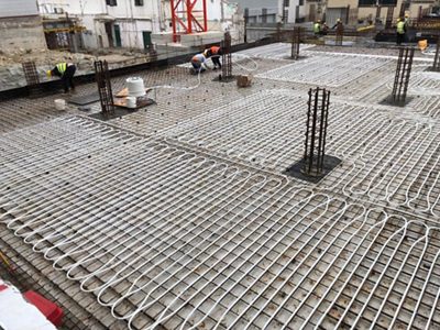 In order to harness this thermal inertia, a network of pipes is built into the structure of the building, using concrete core activation to store and release the cold. Source: Trident Park Ltd.