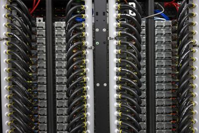 Individuell entwickelte In-Rack-Verteiler sorgen für eine gleichmäßige Kühlmittelverteilung über alle Auslassöffnungen, um die thermische Stabilität auch bei hoher Rechenlast zu gewährleisten. Quelle: GF 