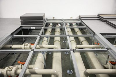 Vorgefertigtes PROGEF PP-H-Verteilungssystem als Teil der von GF entwickelten polymer Flow Solution, LiquidCore, die eine schnelle Integration ermöglicht und das Kühlmittel von der CDU in die White Space transportiert. Quelle: GF 