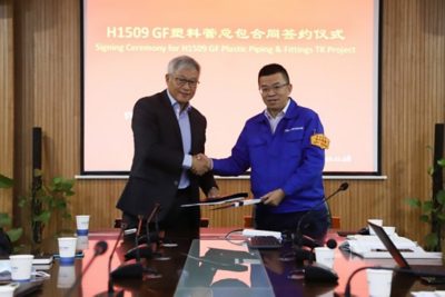 Mr. Yuan Lihui (left), general manager of  GF Piping Systems China, and Mr. Zhou Qi (right), deputy general manager of Shanghai Waigaoqiao Shipyard, signing the new cooperation agreement.