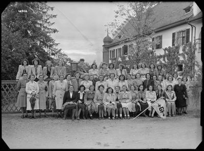 Erster Besuch einer Gruppe von GF Mitarbeiterinnen im Klostergut Paradies, 1946