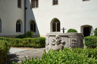 In the mittel of our cloister is a wonderful counrtyard with a beautiful stone fountain. 