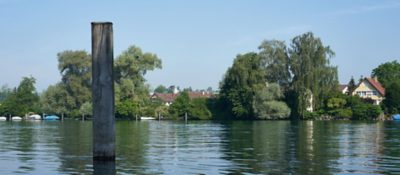 The Rhine is on foot about 3 minutes away.