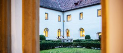 In the mittel of our cloister is a wonderful counrtyard with a beautiful stone fountain. 