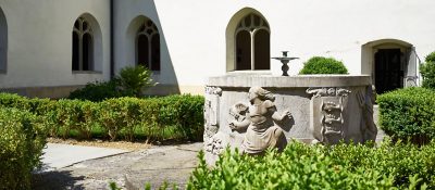 In the mittel of our cloister is a wonderful counrtyard with a beautiful stone fountain. 