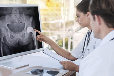 Doctor pointing at the screen of a computer while working with a colleague; Shutterstock ID 142837837; Purchase Order: GF MS; Job: Medical Key visual; Client/Licensee: GF Machining Solutions