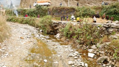 Der Klimawandel lässt Quellen und Flüsse austrocknen und verschlechtert den Zugang zu Wasser in Nepal.