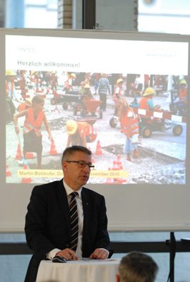 Martin Bütikofer, Direktor Verkehrshaus der Schweiz in Luzern, richtet ein Grusswort an die Gründungsversammlung (Foto: Markus Meier)